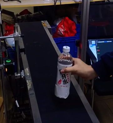 流水线侧面安装智能读码器，数据自动比对，扫码成功绿灯亮，扫不上 / 混料立即红灯报警 + 停机，从源头防错料，提升生产效率.png